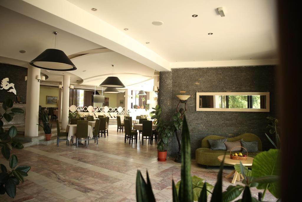 Sirena Hotel Tushemisht Εξωτερικό φωτογραφία