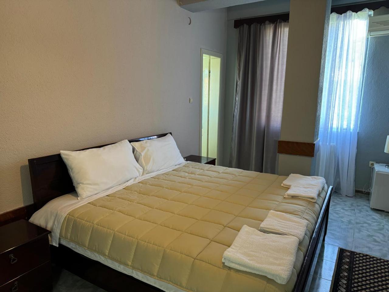 Sirena Hotel Tushemisht Εξωτερικό φωτογραφία