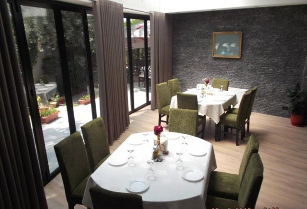Sirena Hotel Tushemisht Εξωτερικό φωτογραφία