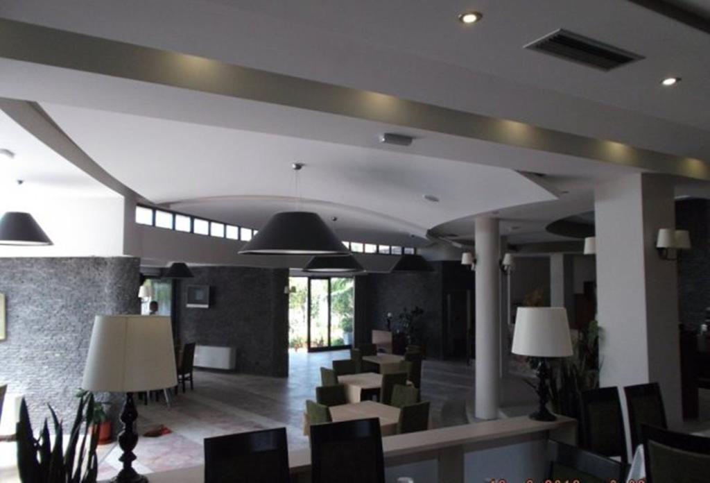 Sirena Hotel Tushemisht Εξωτερικό φωτογραφία