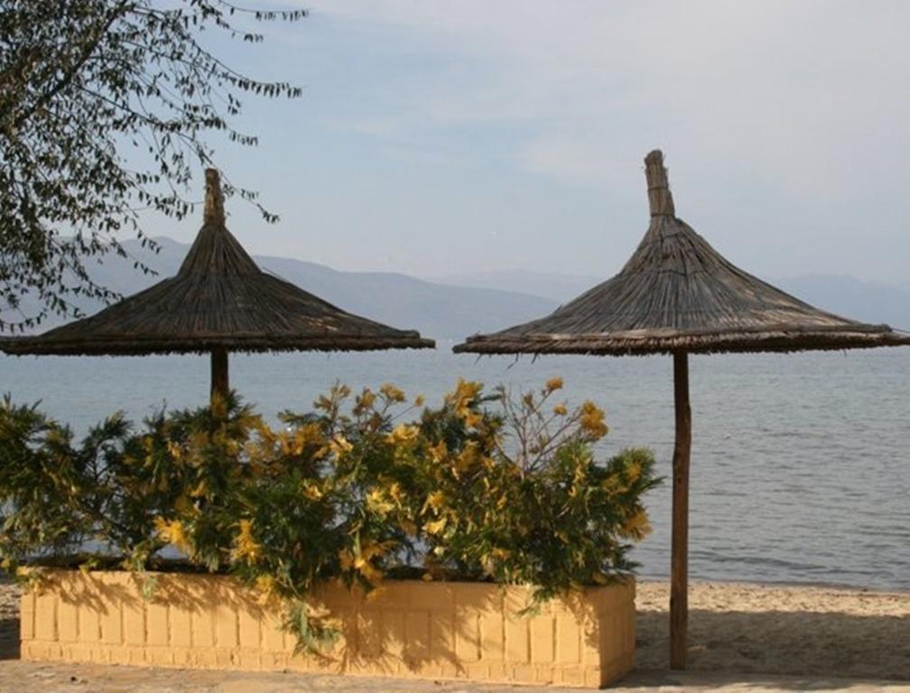 Sirena Hotel Tushemisht Εξωτερικό φωτογραφία